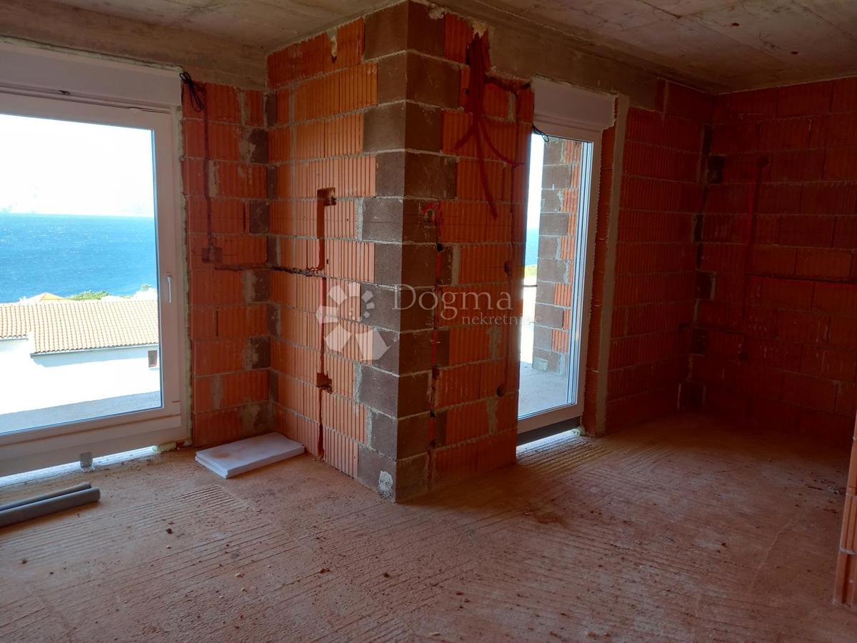 Dintorni di Novi Vinodolski, nuovo edificio con vista