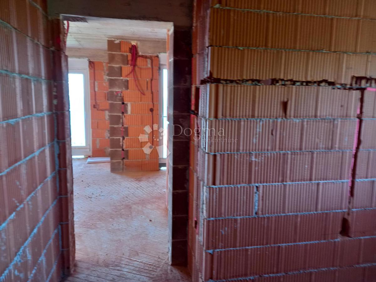 Dintorni di Novi Vinodolski, nuovo edificio con vista