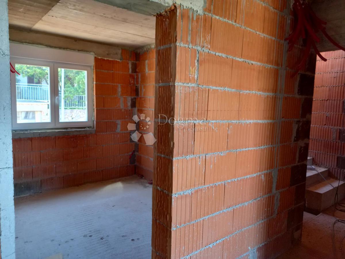 Dintorni di Novi Vinodolski, nuovo edificio con vista