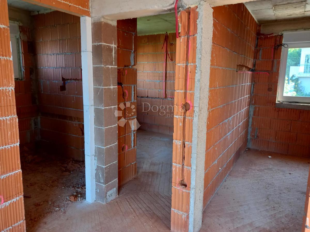 Dintorni di Novi Vinodolski, nuovo edificio con vista