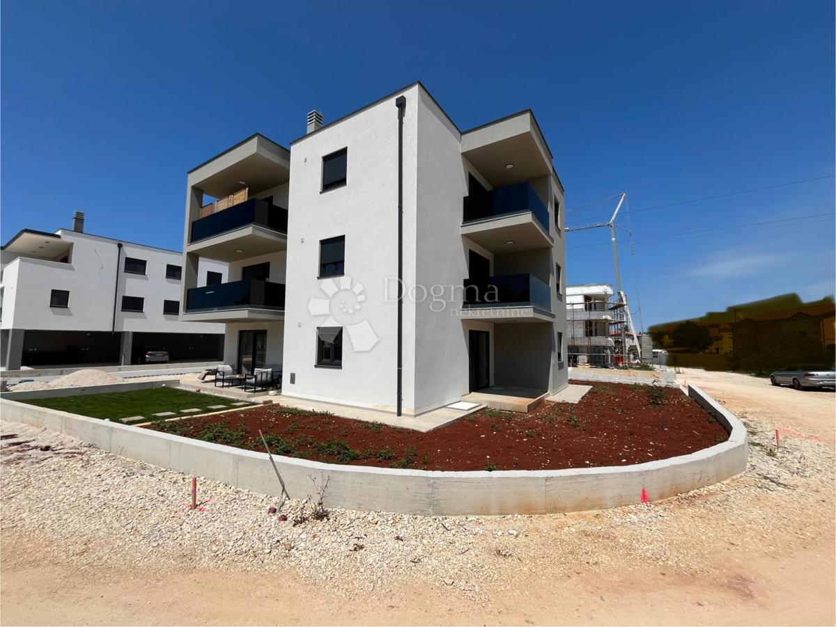 APPARTAMENTO MODERNO CON GIARDINO, DINTORNI DI UMAGO