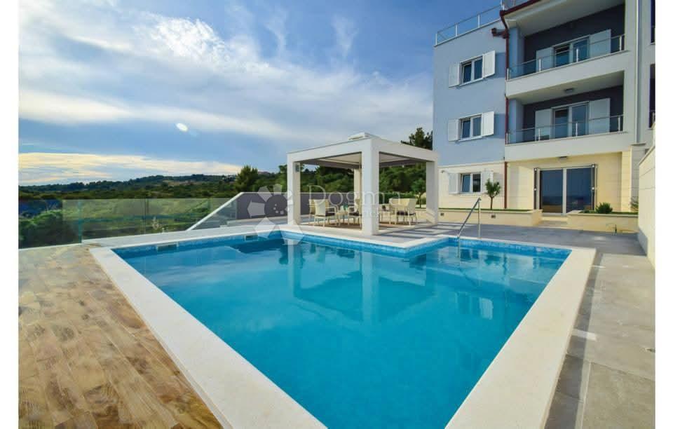 Casa Rogoznica, 800m2