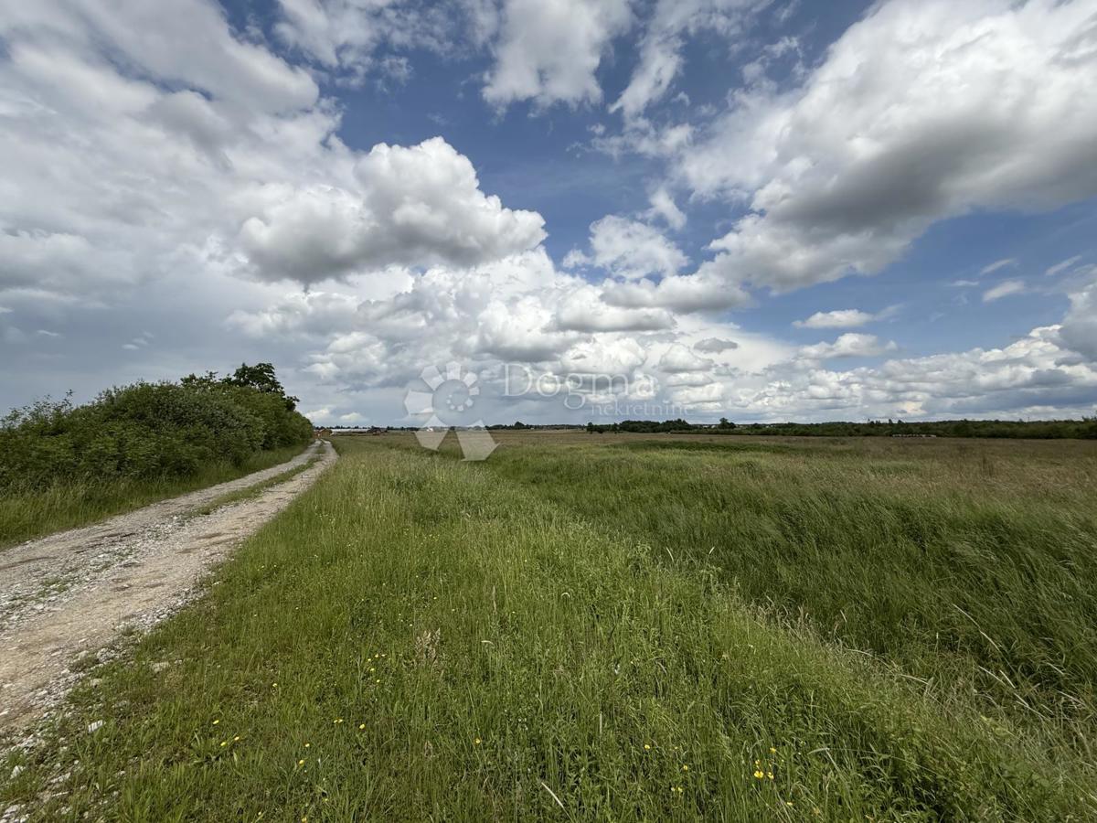 Terreno a destinazione produttiva e commerciale