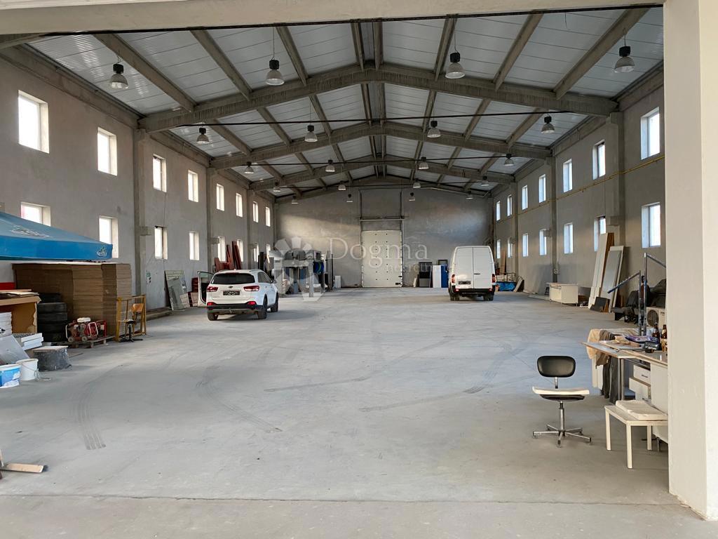 Locale commerciale Gornja Vrba, 1.350m2