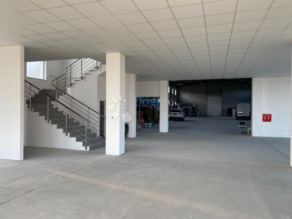 Locale commerciale Gornja Vrba, 1.350m2