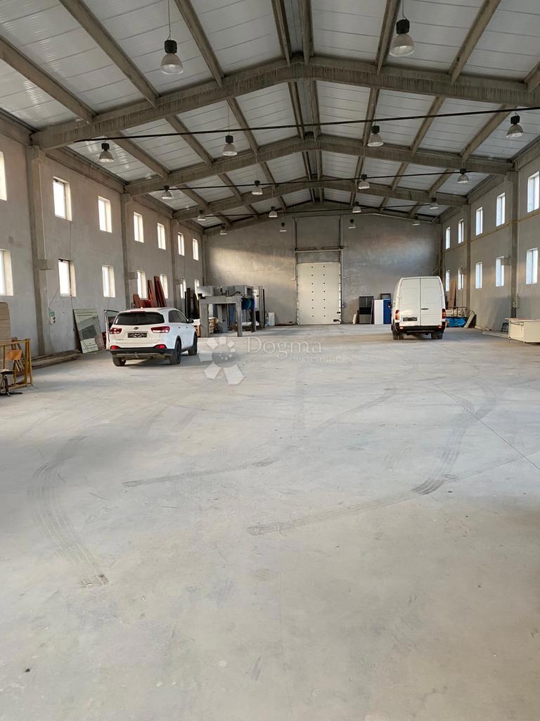 Locale commerciale Gornja Vrba, 1.350m2