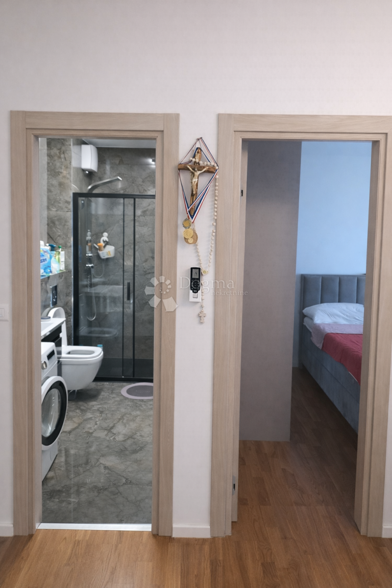 Appartamento con una camera, arredamento su misura e garage a Mejaši