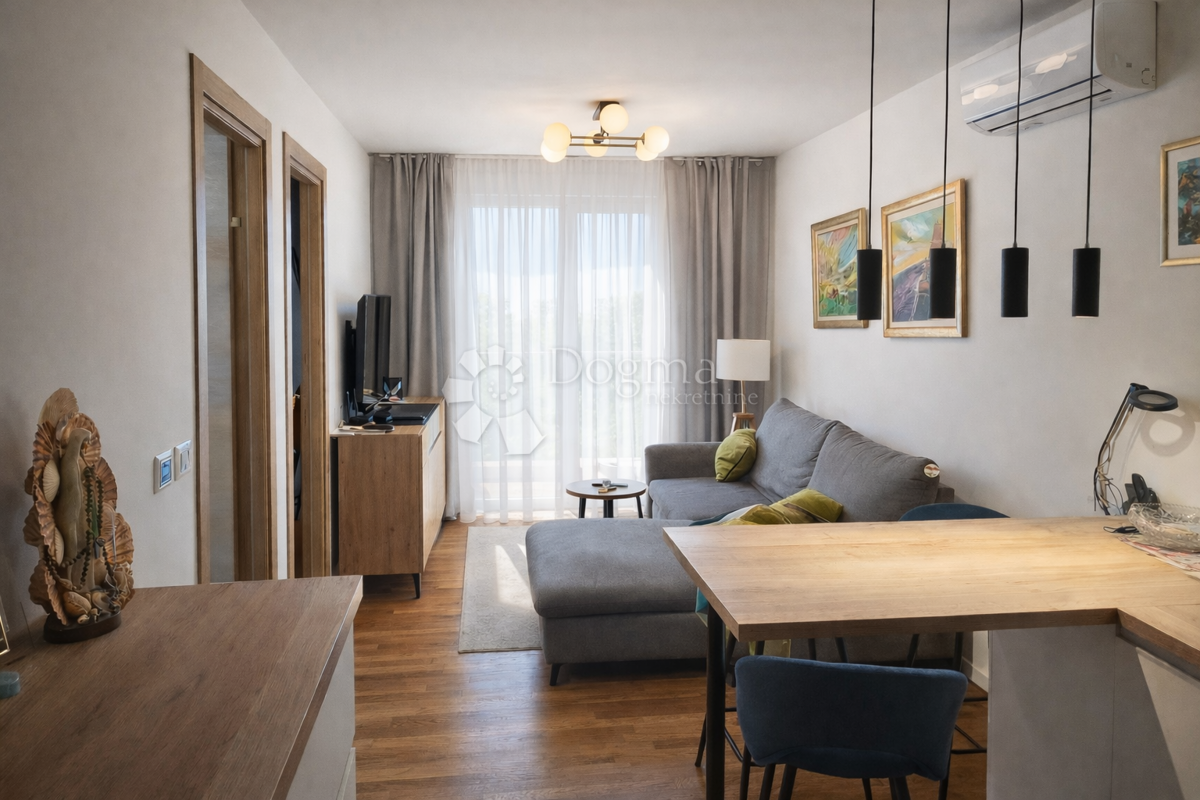 Appartamento con una camera, arredamento su misura e garage a Mejaši