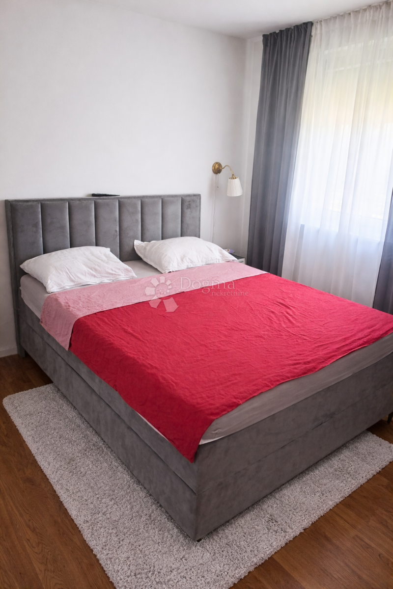 Appartamento con una camera, arredamento su misura e garage a Mejaši