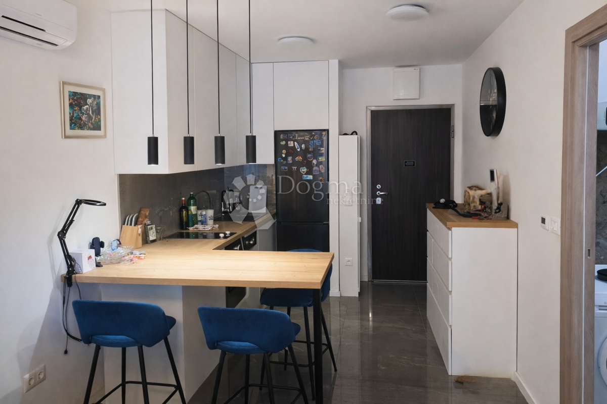 Appartamento con una camera, arredamento su misura e garage a Mejaši