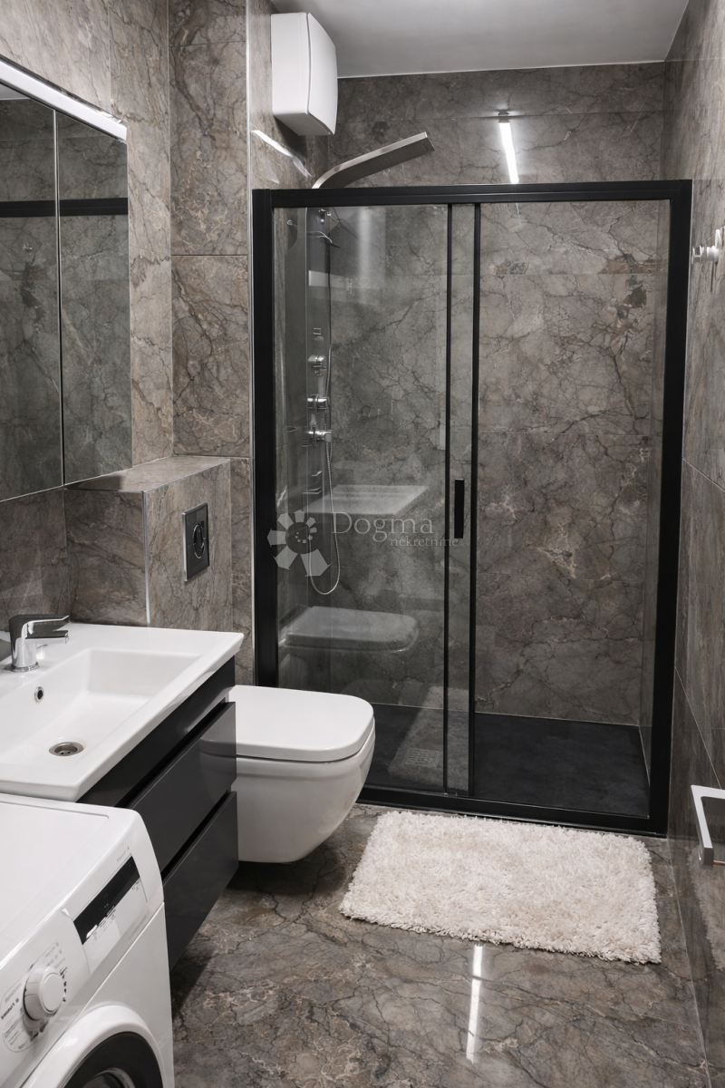 Appartamento con una camera, arredamento su misura e garage a Mejaši