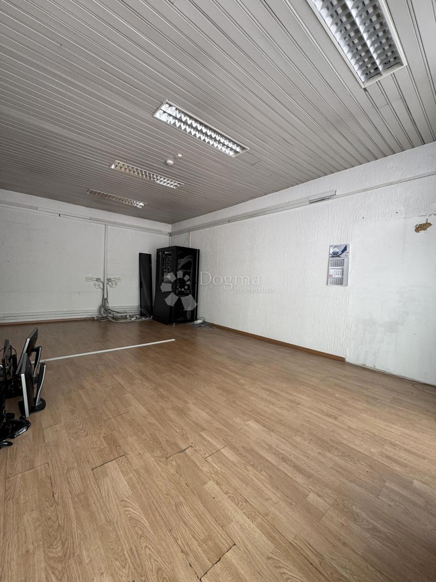 Locale commerciale Škurinje, Rijeka, 249m2