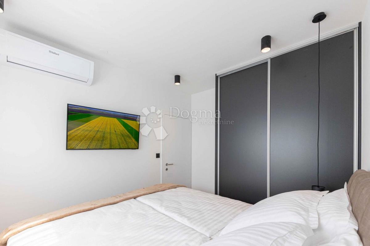 TROGIR/ČIOVO - BELLISSIMA VILLA CON PISCINA E VISTA