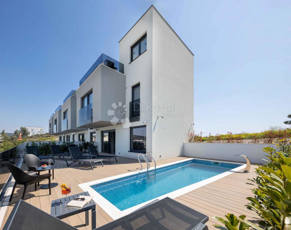 TROGIR/ČIOVO - BELLISSIMA VILLA CON PISCINA E VISTA