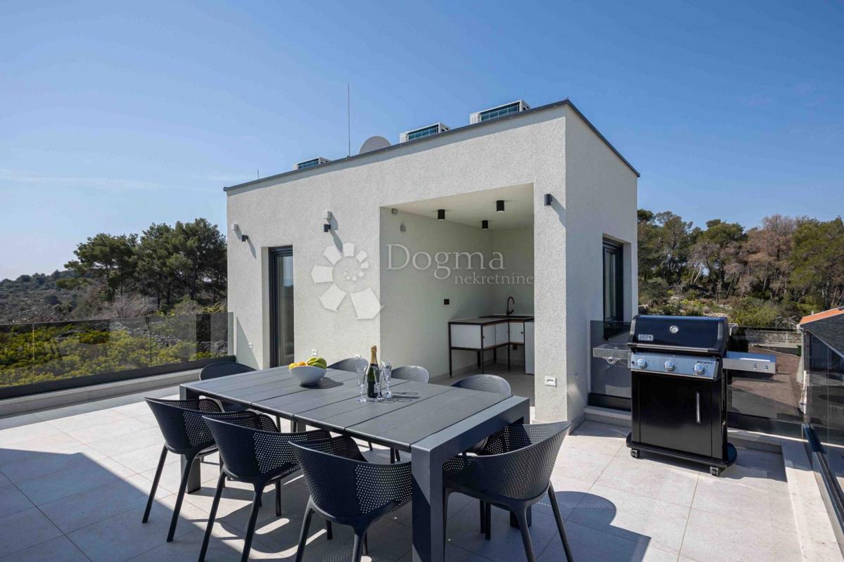 TROGIR/ČIOVO - BELLISSIMA VILLA CON PISCINA E VISTA