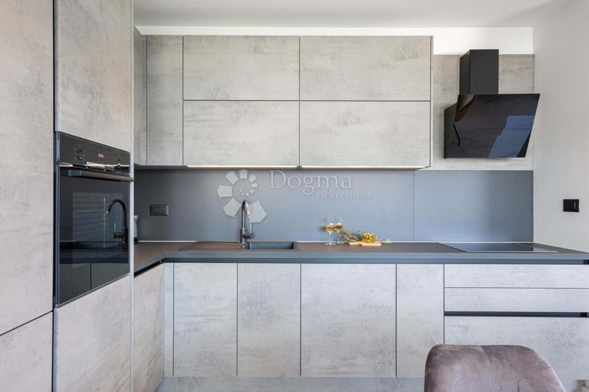 TROGIR/ČIOVO - BELLISSIMA VILLA CON PISCINA E VISTA