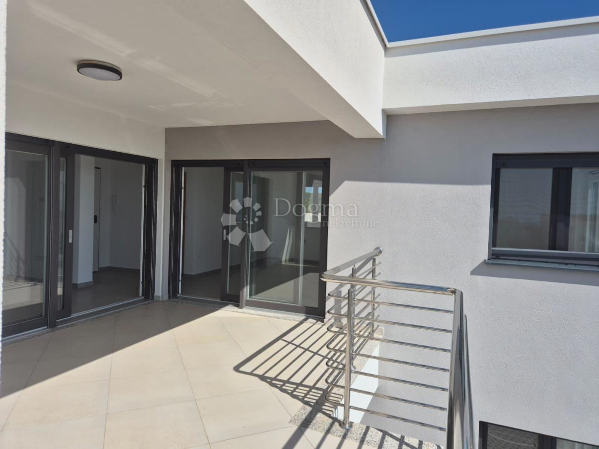 IN VENDITA – ELEGANTE APPARTAMENTO CON DUE CAMERE AL SECONDO PIANO, PRIMOŠTEN