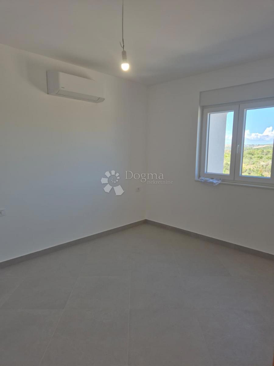 IN VENDITA – ELEGANTE APPARTAMENTO CON DUE CAMERE AL SECONDO PIANO, PRIMOŠTEN