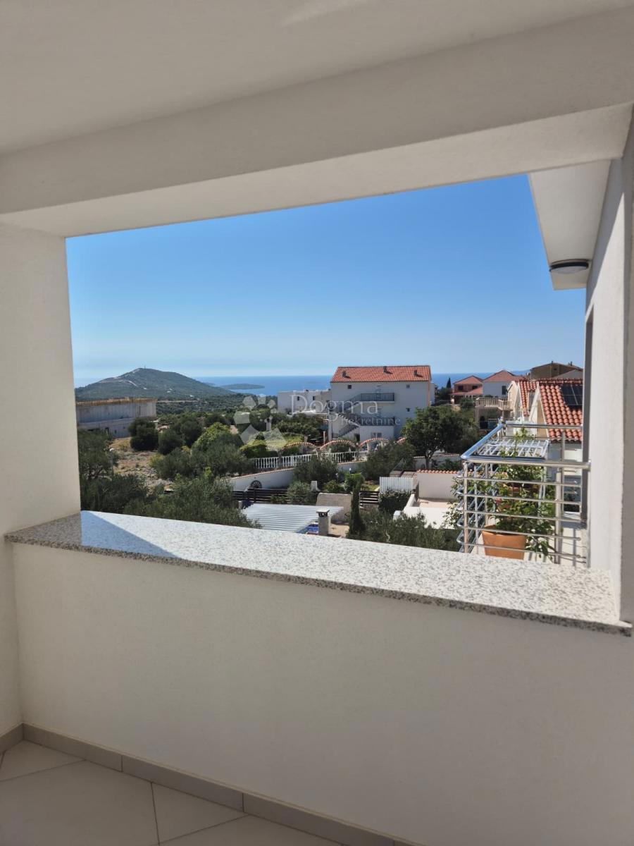 IN VENDITA – ELEGANTE APPARTAMENTO CON DUE CAMERE AL SECONDO PIANO, PRIMOŠTEN