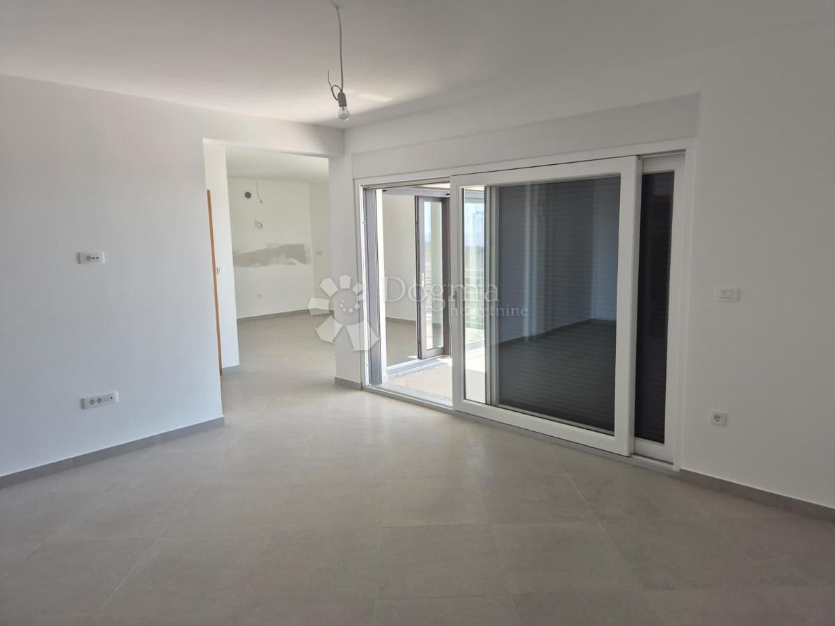 IN VENDITA – ELEGANTE APPARTAMENTO CON DUE CAMERE AL SECONDO PIANO, PRIMOŠTEN