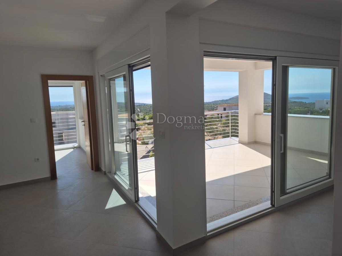 IN VENDITA – ELEGANTE APPARTAMENTO CON DUE CAMERE AL SECONDO PIANO, PRIMOŠTEN