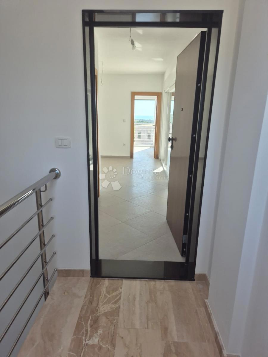 IN VENDITA – ELEGANTE APPARTAMENTO CON DUE CAMERE AL SECONDO PIANO, PRIMOŠTEN