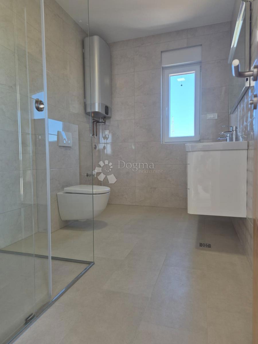 IN VENDITA – ELEGANTE APPARTAMENTO CON DUE CAMERE AL SECONDO PIANO, PRIMOŠTEN