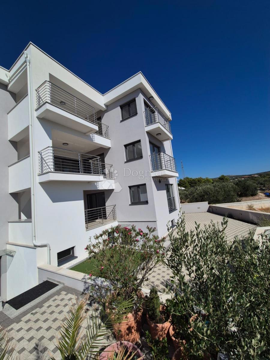 IN VENDITA – ELEGANTE APPARTAMENTO CON DUE CAMERE AL SECONDO PIANO, PRIMOŠTEN