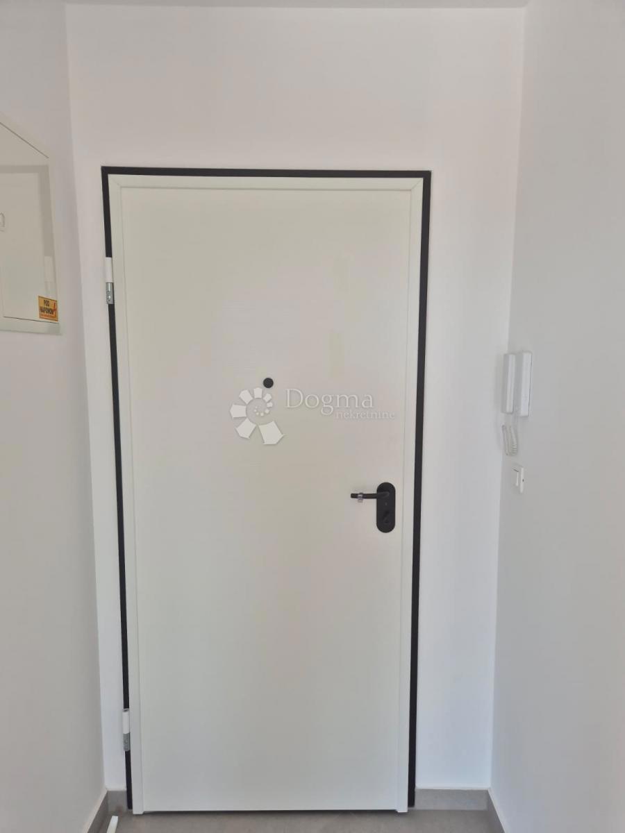 IN VENDITA – ELEGANTE APPARTAMENTO CON DUE CAMERE AL SECONDO PIANO, PRIMOŠTEN