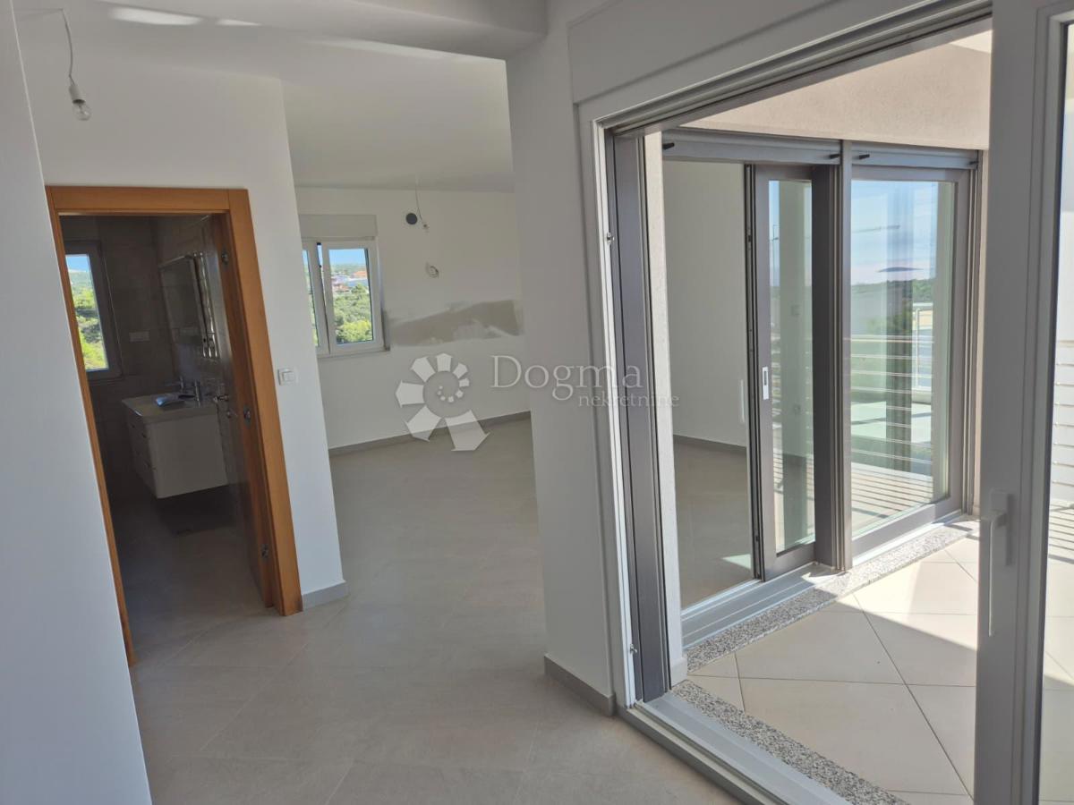 IN VENDITA – ELEGANTE APPARTAMENTO CON DUE CAMERE AL SECONDO PIANO, PRIMOŠTEN