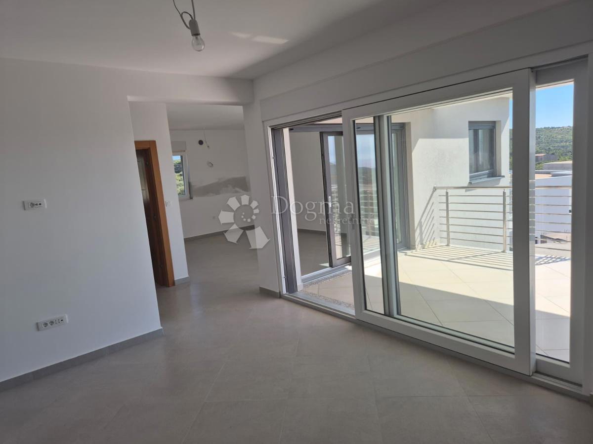 IN VENDITA – ELEGANTE APPARTAMENTO CON DUE CAMERE AL SECONDO PIANO, PRIMOŠTEN