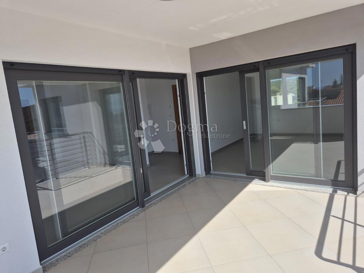 IN VENDITA – ELEGANTE APPARTAMENTO CON DUE CAMERE AL SECONDO PIANO, PRIMOŠTEN