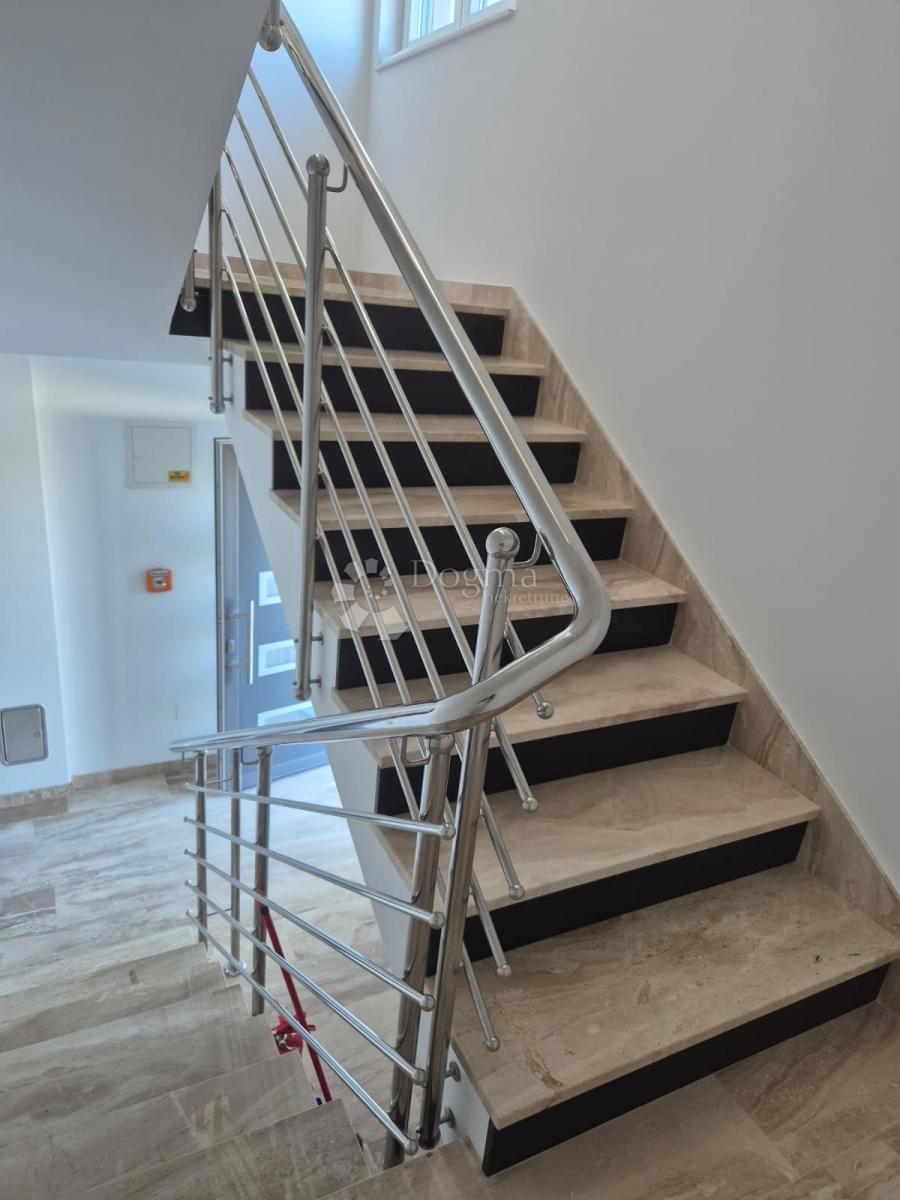 IN VENDITA – ELEGANTE APPARTAMENTO CON DUE CAMERE AL SECONDO PIANO, PRIMOŠTEN