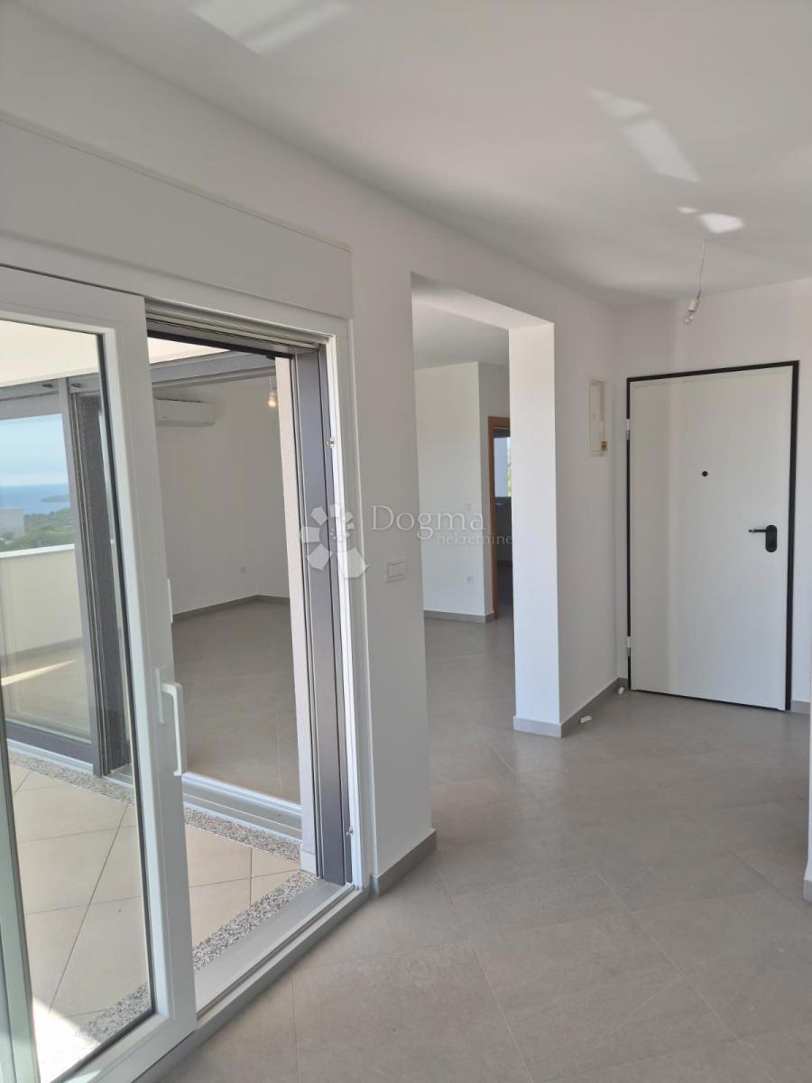 IN VENDITA – ELEGANTE APPARTAMENTO CON DUE CAMERE AL SECONDO PIANO, PRIMOŠTEN