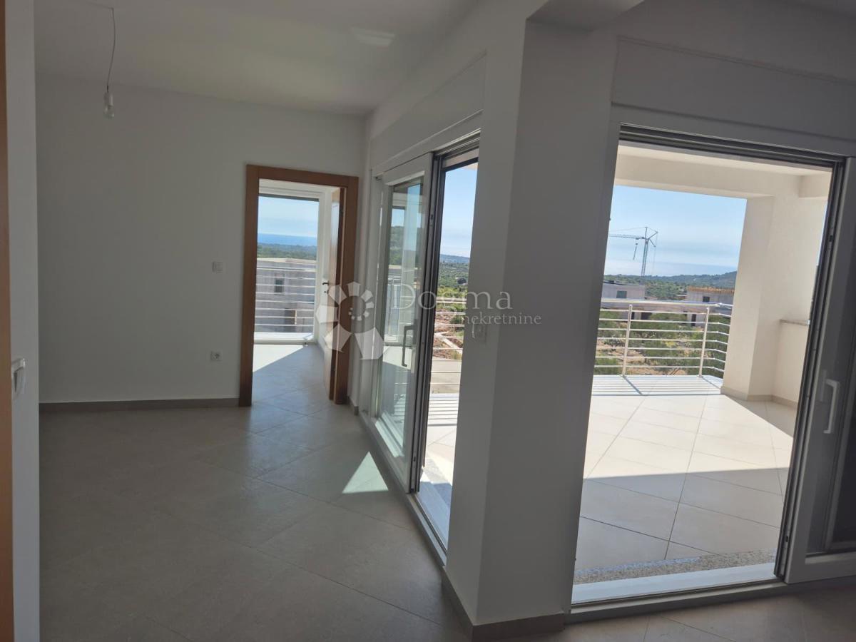 IN VENDITA – ELEGANTE APPARTAMENTO CON DUE CAMERE AL SECONDO PIANO, PRIMOŠTEN