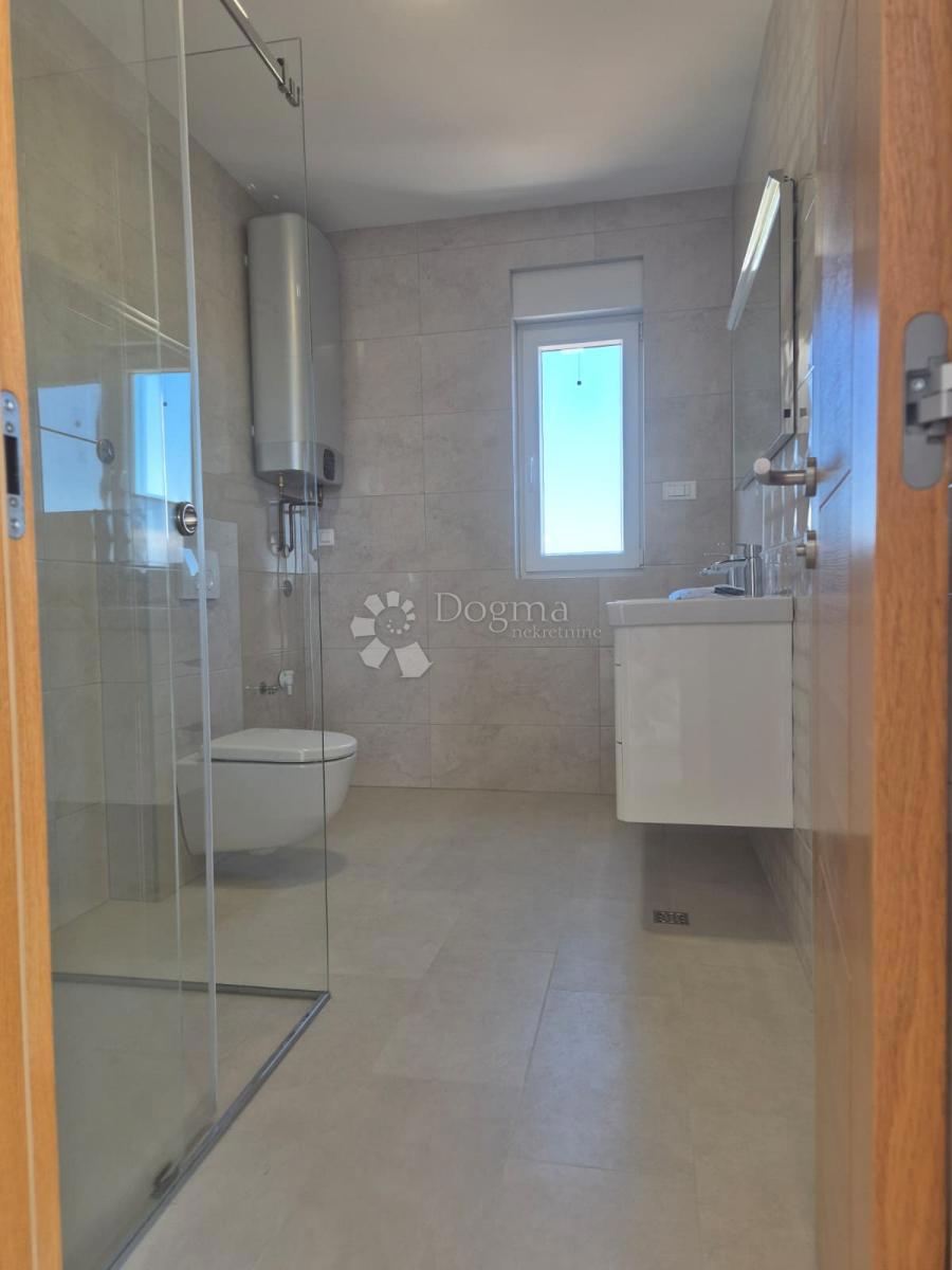 IN VENDITA – ELEGANTE APPARTAMENTO CON DUE CAMERE AL SECONDO PIANO, PRIMOŠTEN