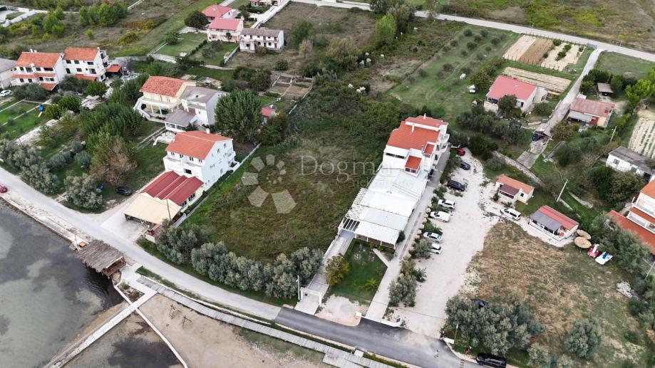 Ljubač prima fila: 3034 m² vicino alla spiaggia sabbiosa