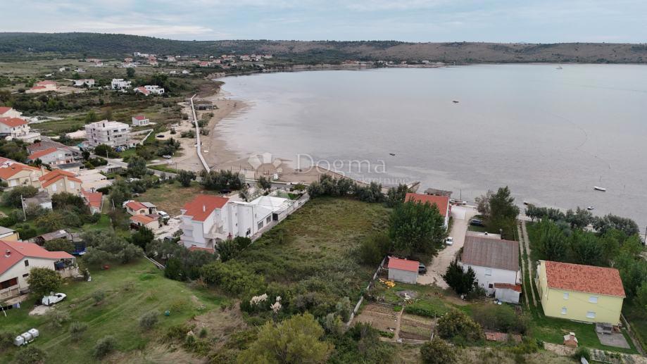 Ljubač prima fila: 3034 m² vicino alla spiaggia sabbiosa