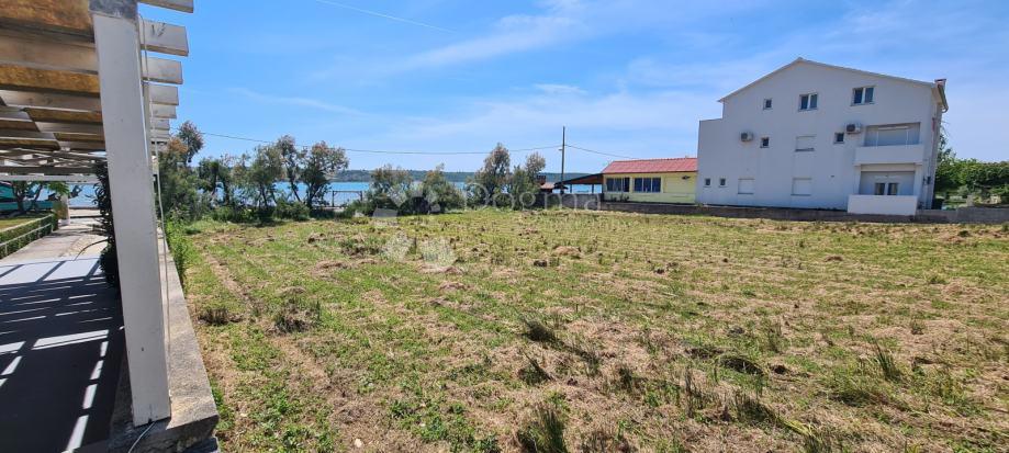 Ljubač prima fila: 3034 m² vicino alla spiaggia sabbiosa