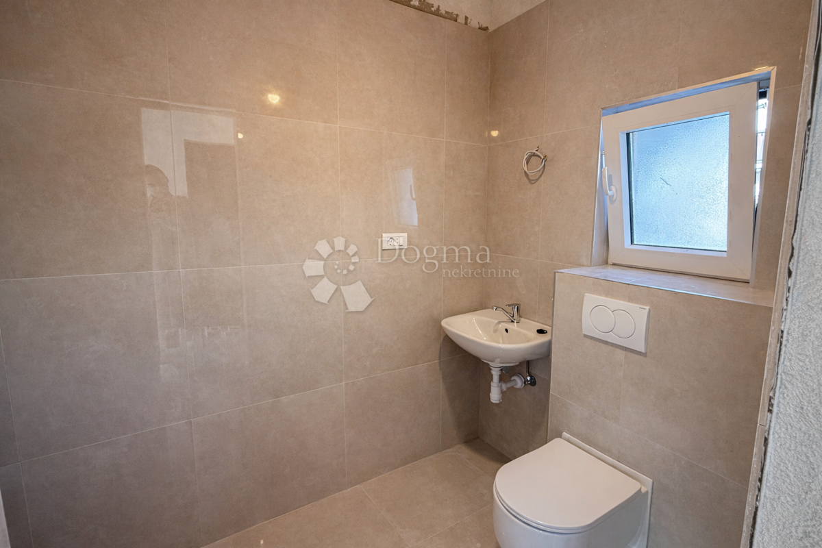 Casa con tre appartamenti separati, garage e 5 posti auto