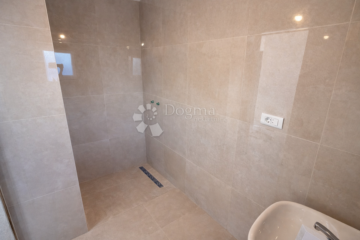 Casa con tre appartamenti separati, garage e 5 posti auto