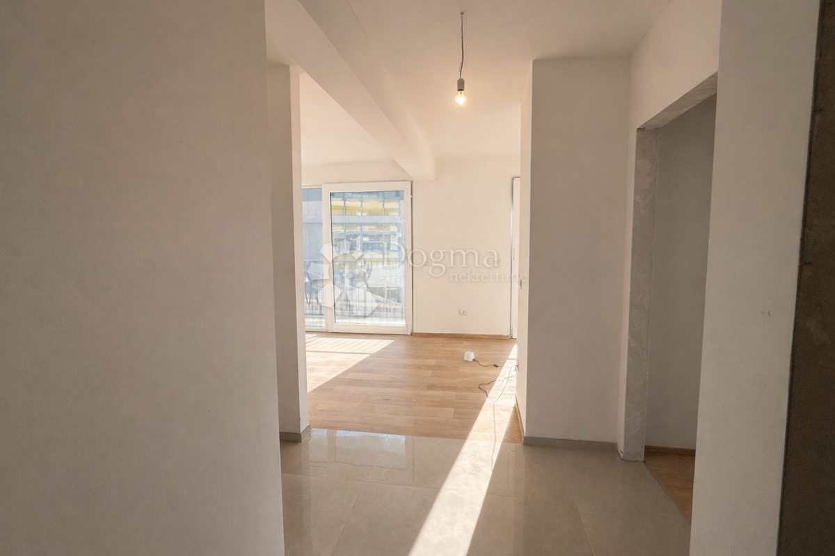 Casa con tre appartamenti separati, garage e 5 posti auto