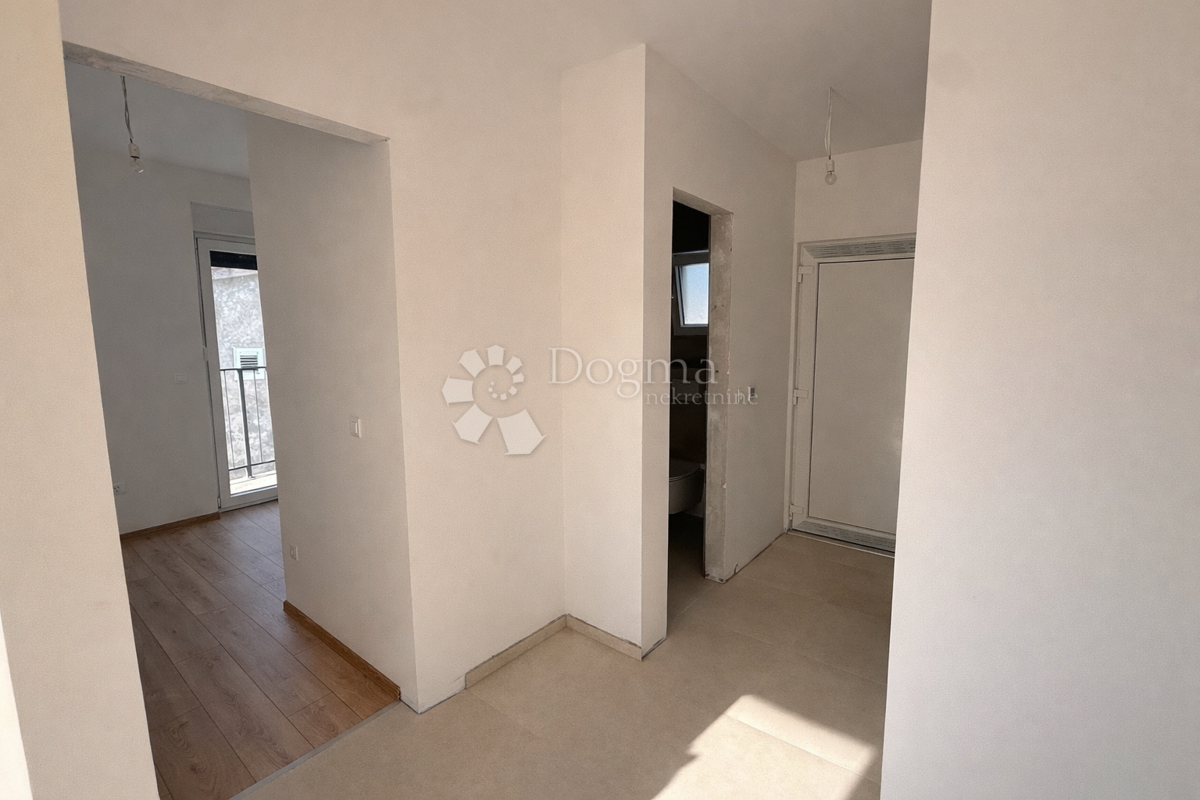 Casa con tre appartamenti separati, garage e 5 posti auto