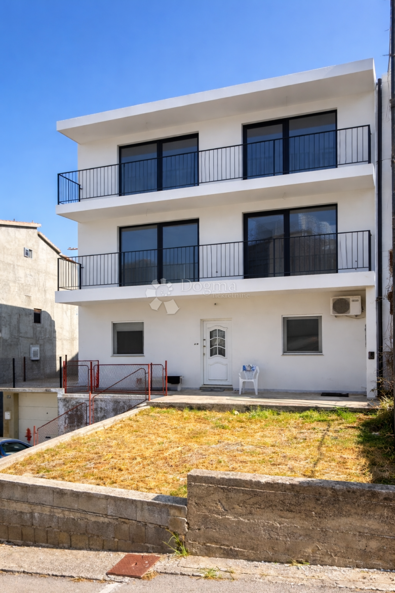 Casa con tre appartamenti separati, garage e 5 posti auto