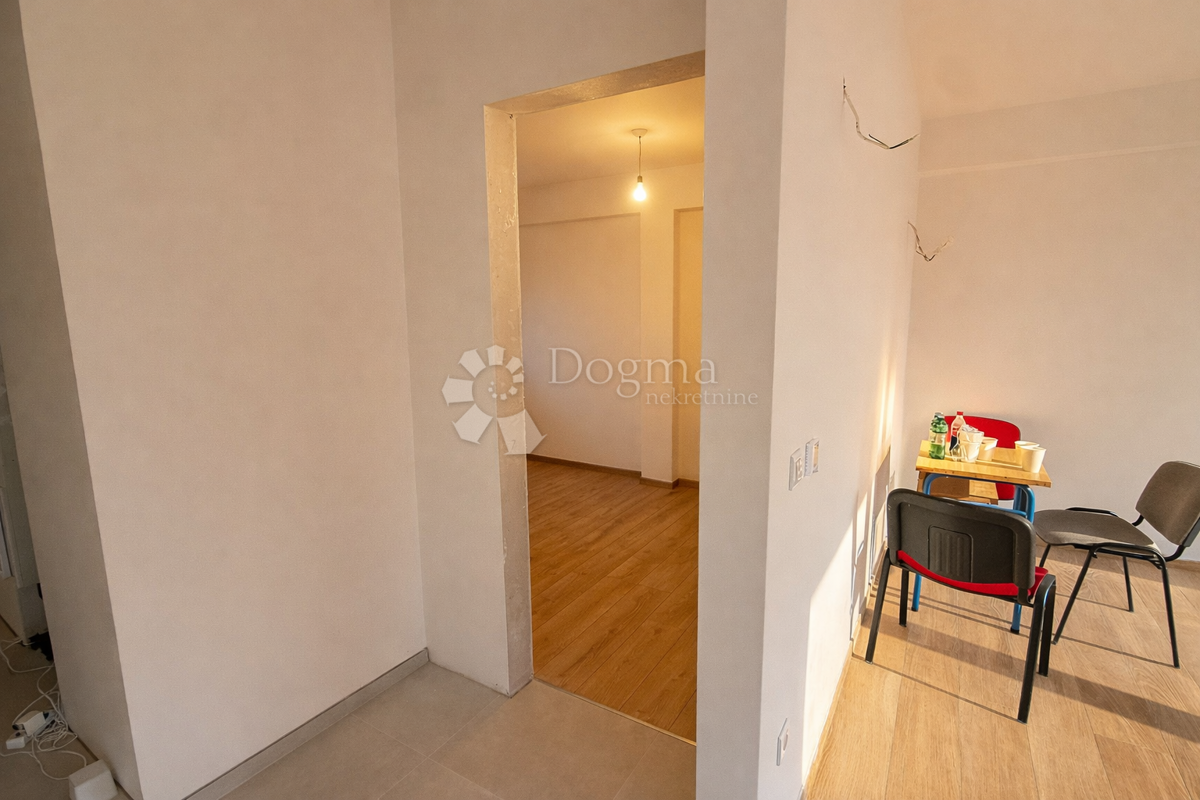 Casa con tre appartamenti separati, garage e 5 posti auto