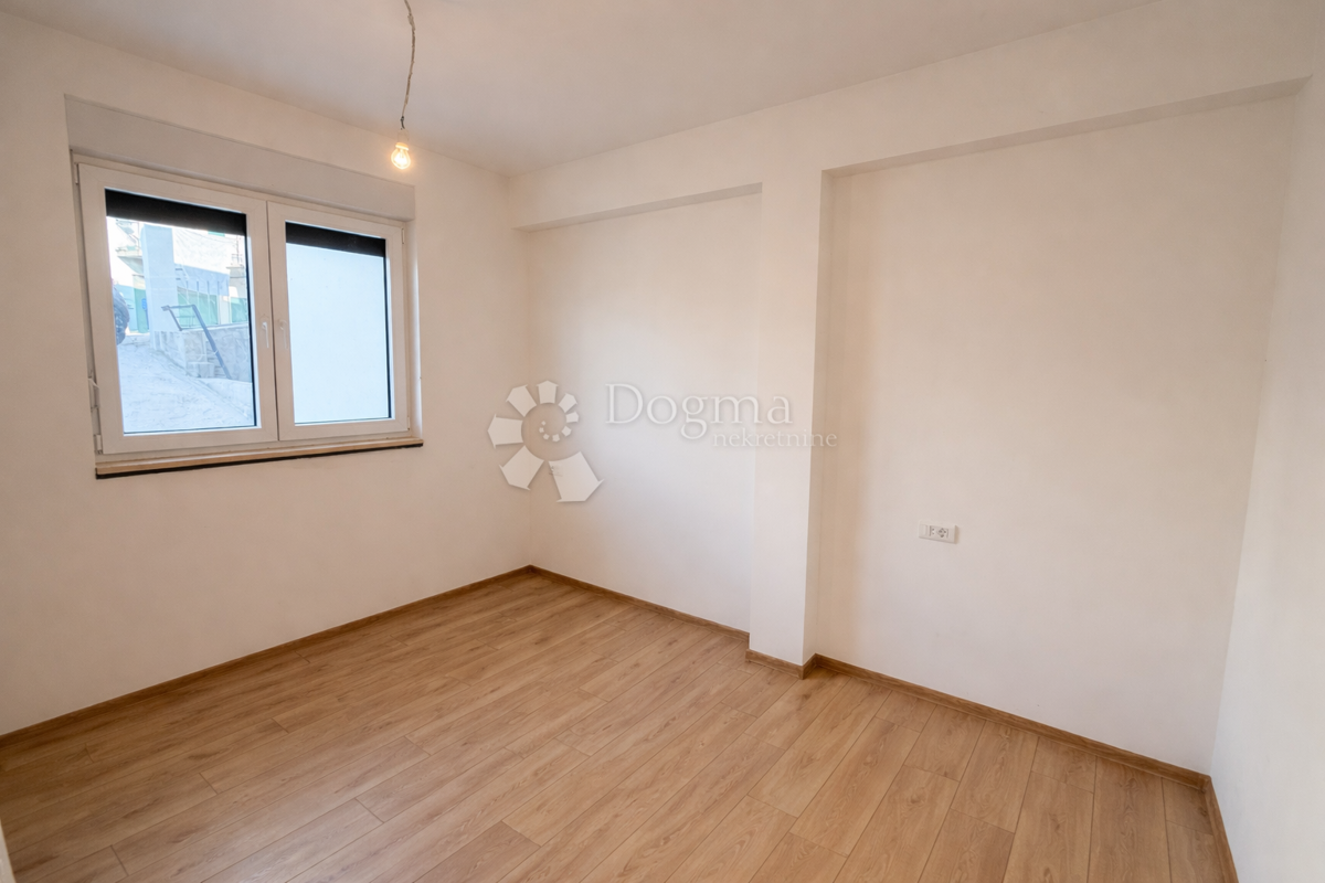 Casa con tre appartamenti separati, garage e 5 posti auto