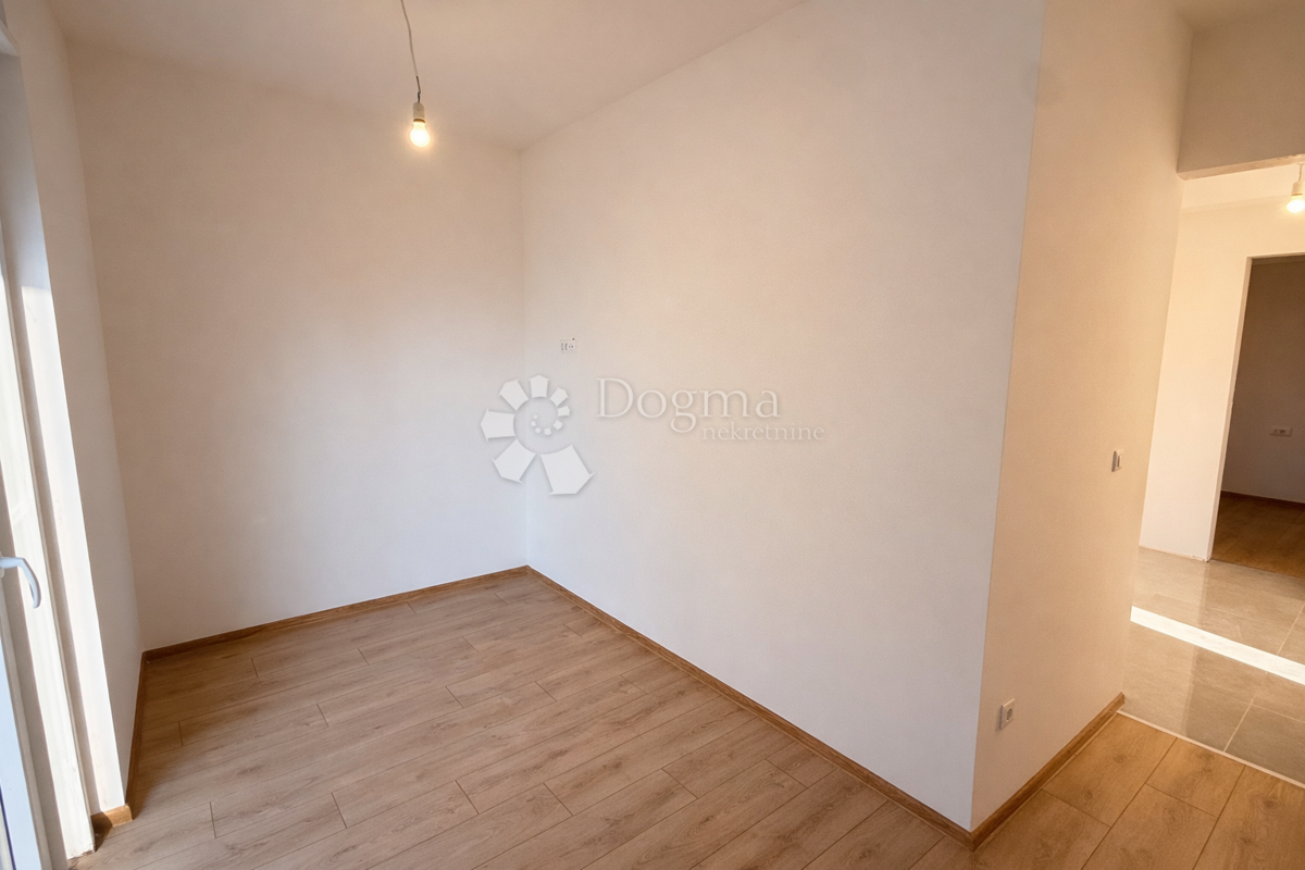 Casa con tre appartamenti separati, garage e 5 posti auto