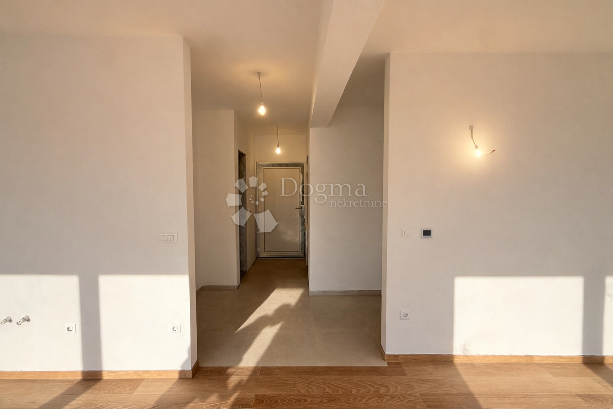 Casa con tre appartamenti separati, garage e 5 posti auto