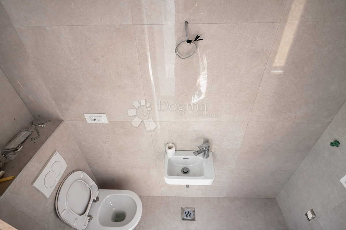 Casa con tre appartamenti separati, garage e 5 posti auto