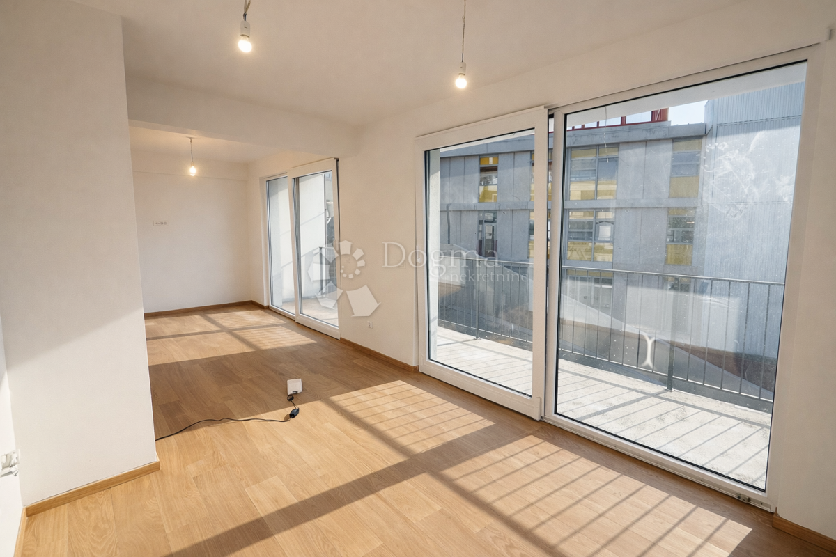 Casa con tre appartamenti separati, garage e 5 posti auto